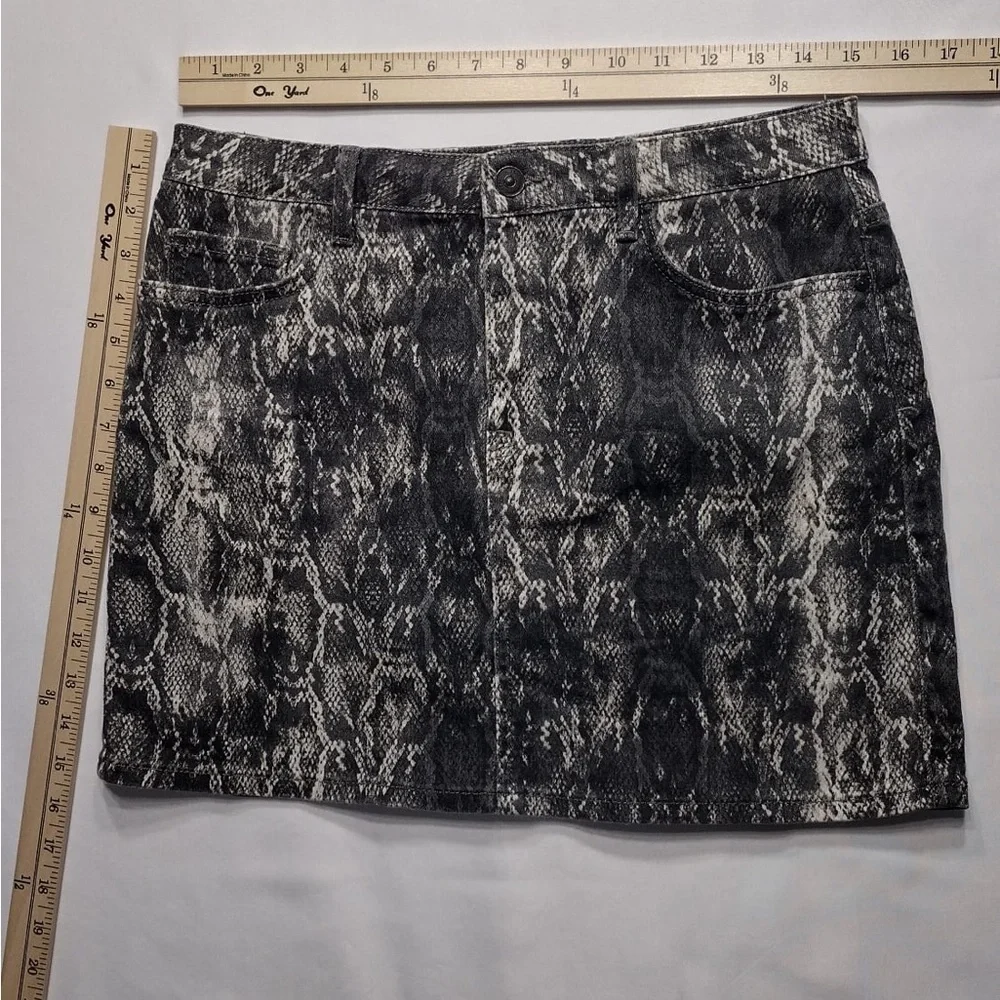 Zara Black and Gray Snake Print skirt pre owned Exellent condition. Size L